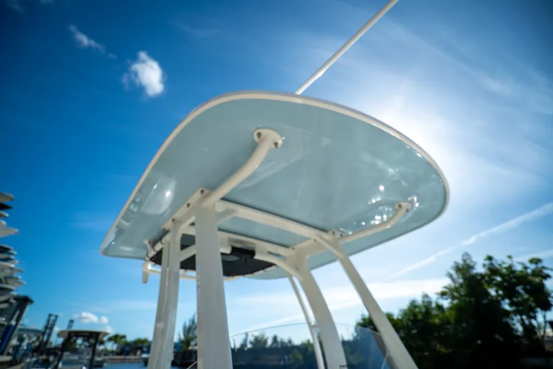 Slide: The Image of Boston Whaler 220 Dauntless 2026 - 16