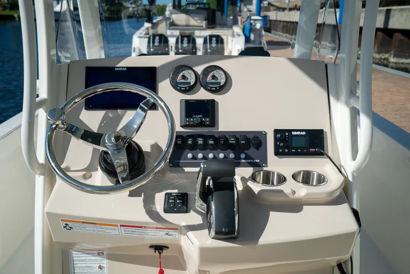 Slide: The Image of Boston Whaler 220 Dauntless 2026 - 17