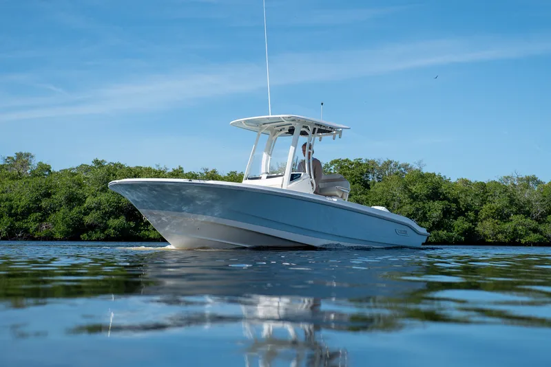 Slide: The Image of Boston Whaler 220 Dauntless 2026 - 22