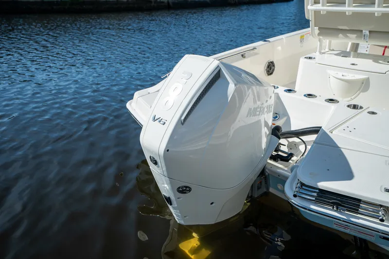 Slide: The Image of Boston Whaler 220 Dauntless 2026 - 4