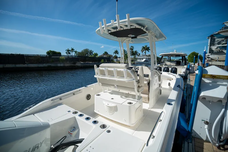 Slide: The Image of Boston Whaler 220 Dauntless 2026 - 5