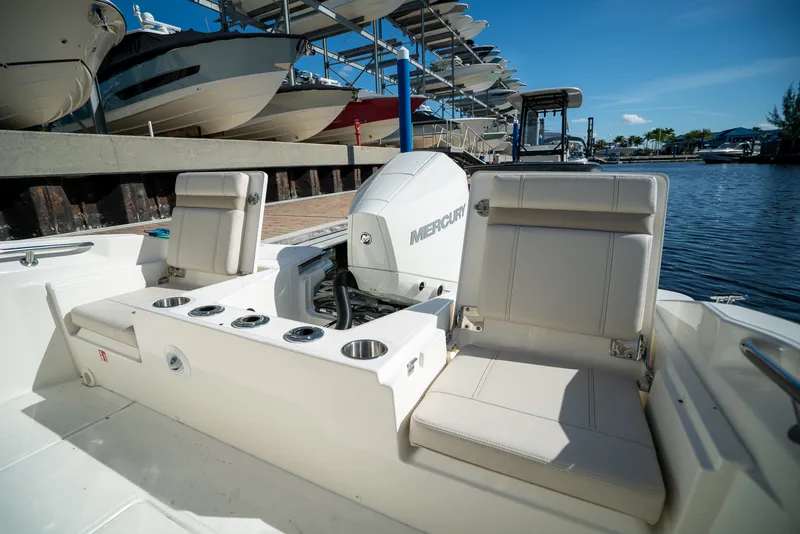 Slide: The Image of Boston Whaler 220 Dauntless 2026 - 6