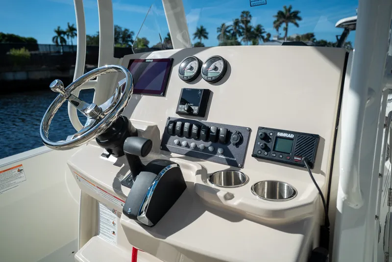 Slide: The Image of Boston Whaler 220 Dauntless 2026 - 9