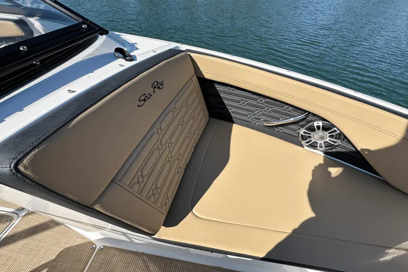 Slide: The Image of Sea Ray SPX 210 2025 - 18