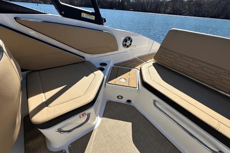 Slide: The Image of Sea Ray SPX 210 2025 - 27