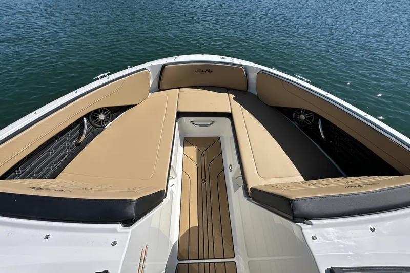 Slide: The Image of Sea Ray SPX 210 2025 - 13