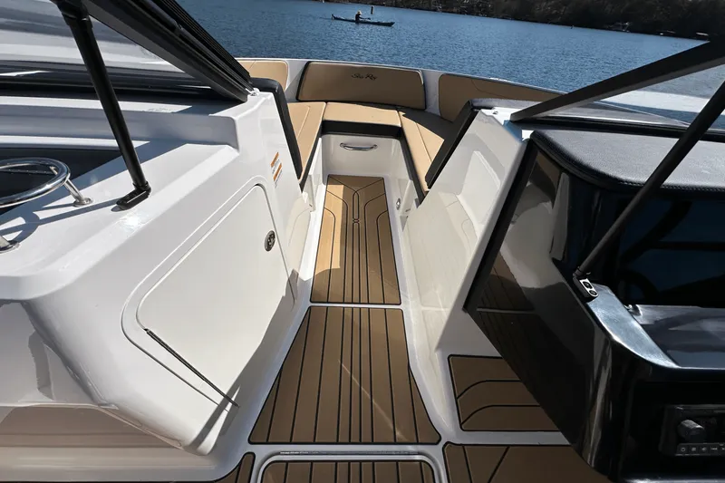 Slide: The Image of Sea Ray SPX 210 2025 - 16