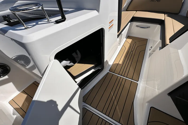 Slide: The Image of Sea Ray SPX 210 2025 - 17