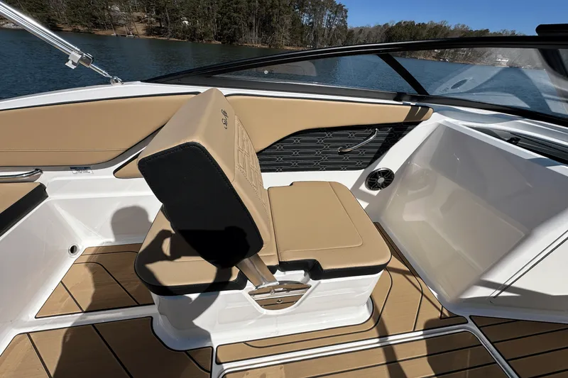 Slide: The Image of Sea Ray SPX 210 2025 - 19