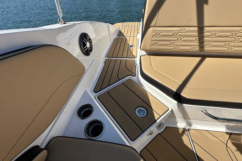 Slide: The Image of Sea Ray SPX 210 2025 - 25