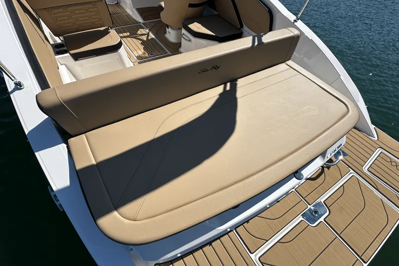 Slide: The Image of Sea Ray SPX 210 2025 - 26