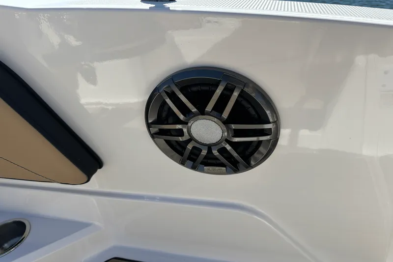 Slide: The Image of Sea Ray SPX 210 2025 - 27