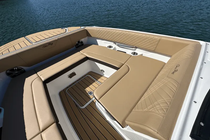 Slide: The Image of Sea Ray SDX 270 2025 - 17