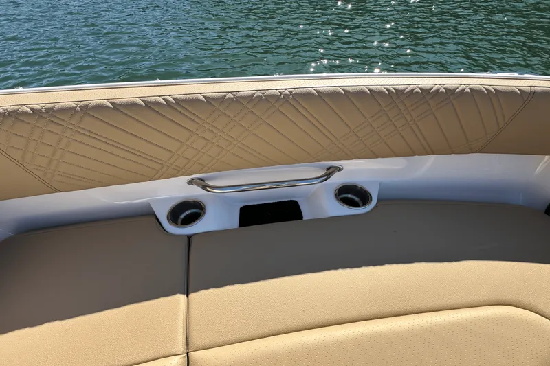 Slide: The Image of Sea Ray SDX 270 2025 - 18