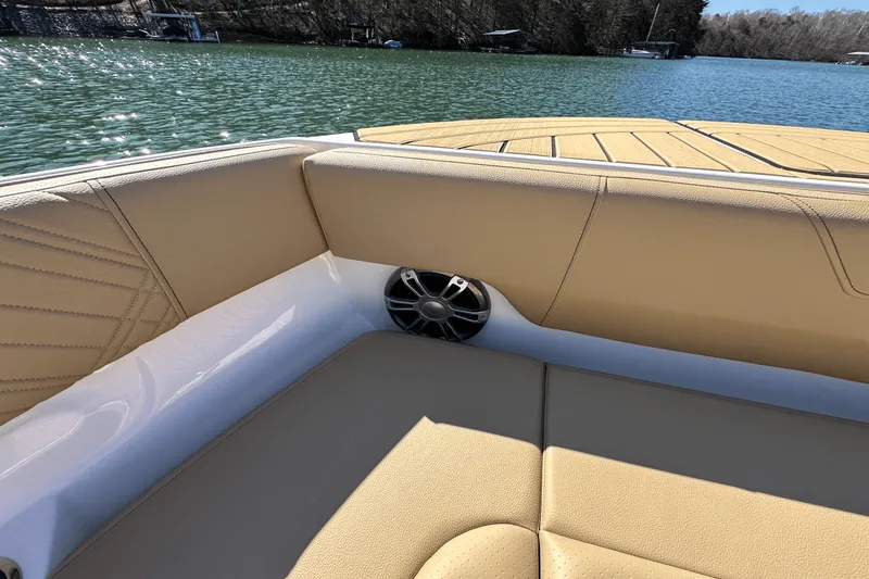 Slide: The Image of Sea Ray SDX 270 2025 - 19