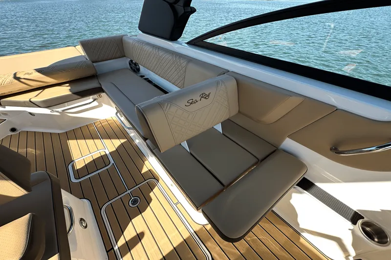 Slide: The Image of Sea Ray SDX 270 2025 - 25