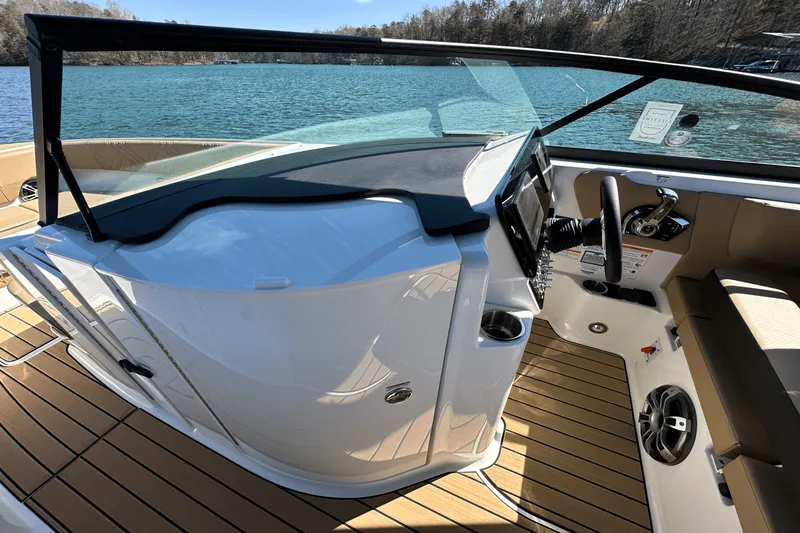 Slide: The Image of Sea Ray SDX 270 2025 - 26