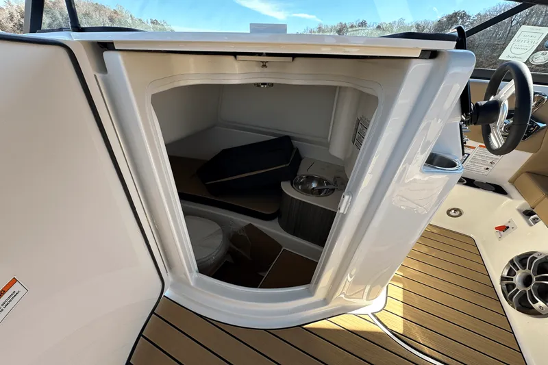 Slide: The Image of Sea Ray SDX 270 2025 - 27