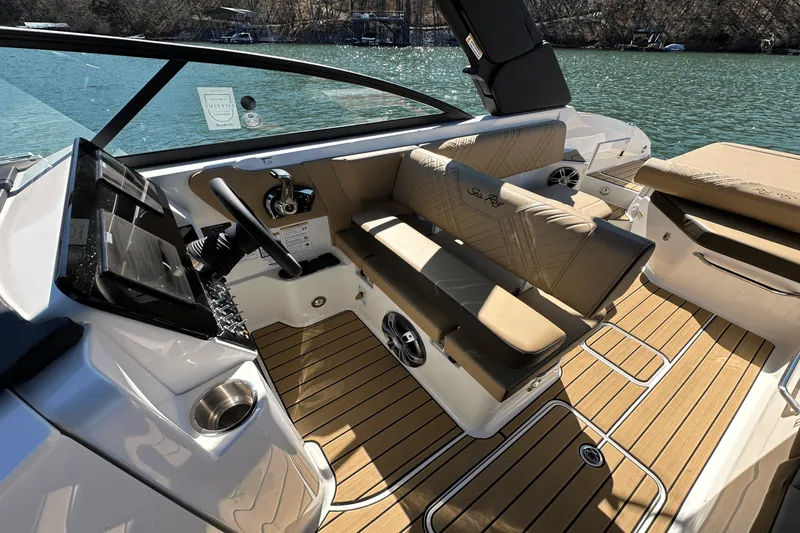 Slide: The Image of Sea Ray SDX 270 2025 - 28