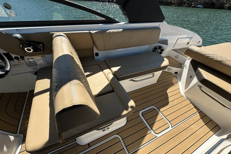 Slide: The Image of Sea Ray SDX 270 2025 - 29