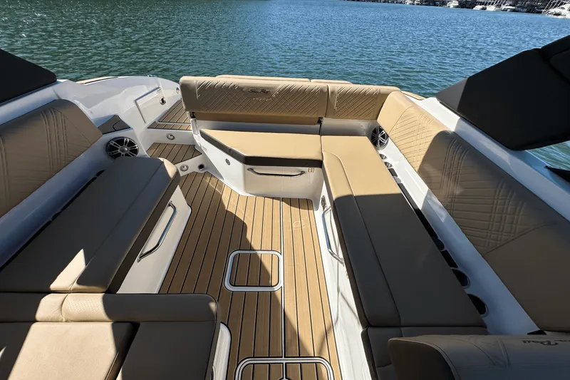 Slide: The Image of Sea Ray SDX 270 2025 - 31