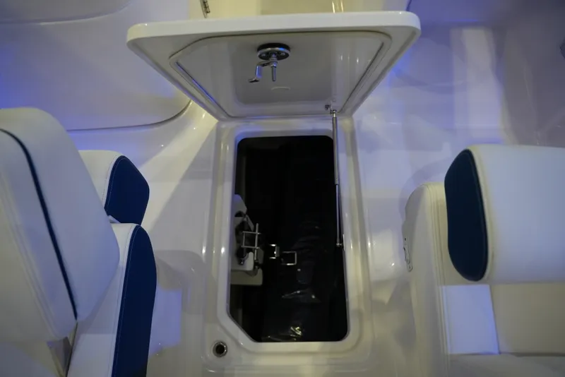 Slide: The Image of Robalo R277 2026 - 21