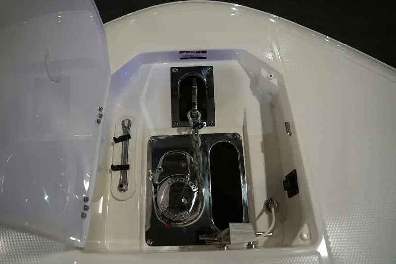 Slide: The Image of Robalo R277 2026 - 37
