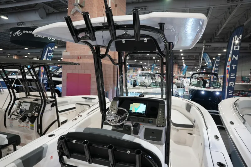 Slide: The Image of Robalo R230 2026 - 5