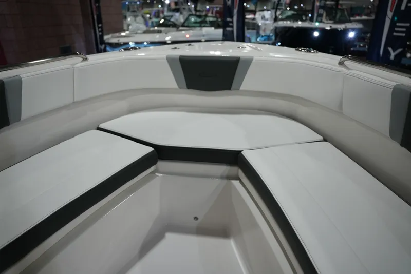Slide: The Image of Robalo R230 2026 - 20