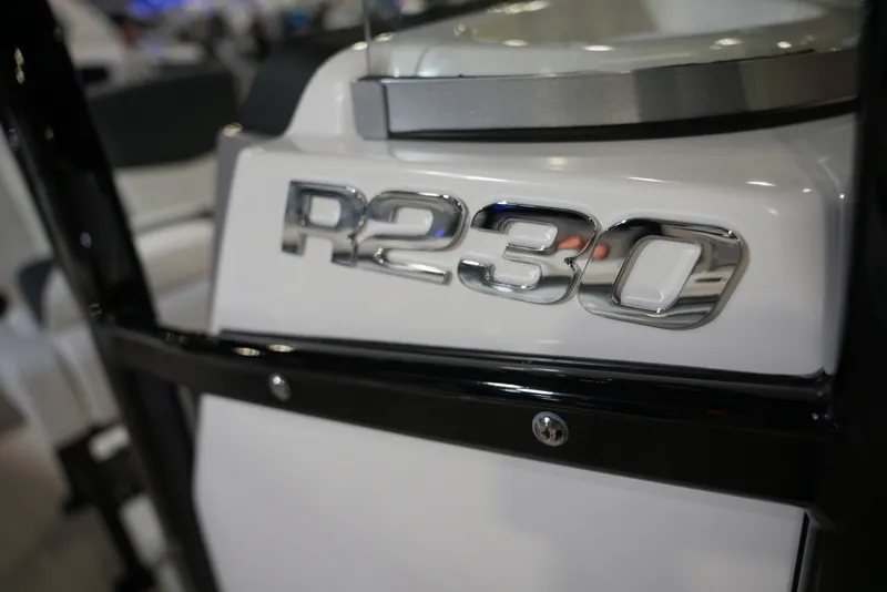 Slide: The Image of Robalo R230 2026 - 13