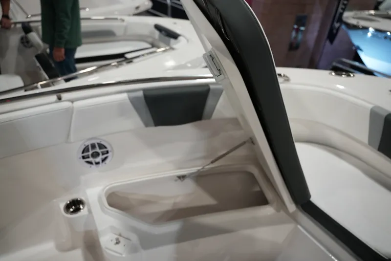 Slide: The Image of Robalo R230 2026 - 21