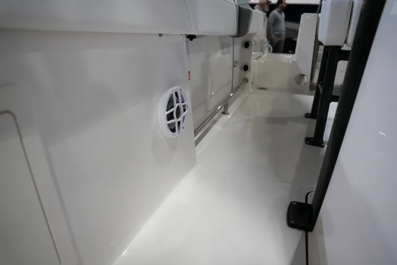 Slide: The Image of Robalo R230 2026 - 19
