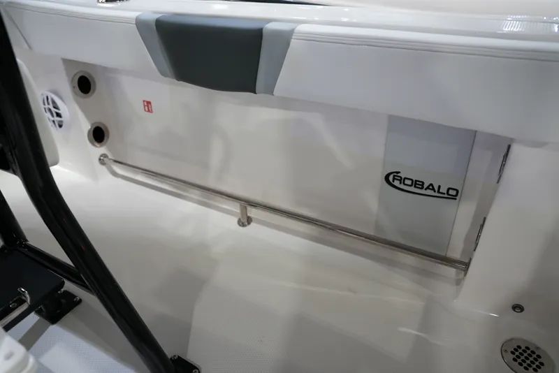 Slide: The Image of Robalo R230 2026 - 10