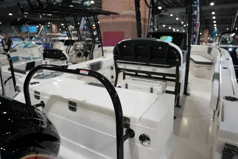 Slide: The Image of Robalo R230 2026 - 2