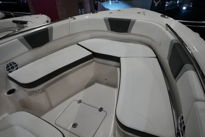 Slide: The Image of Robalo R230 2026 - 14