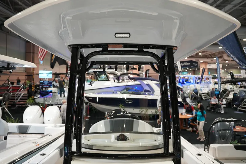 Slide: The Image of Robalo R230 2026 - 16
