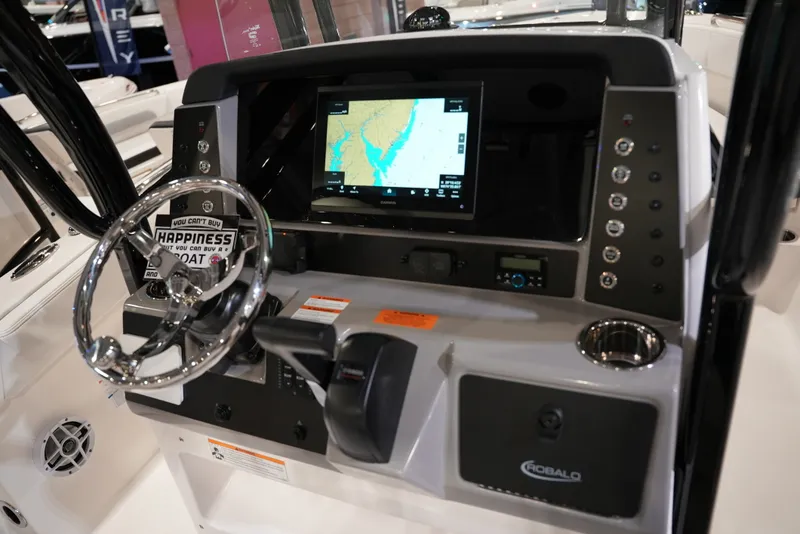 Slide: The Image of Robalo R230 2026 - 6