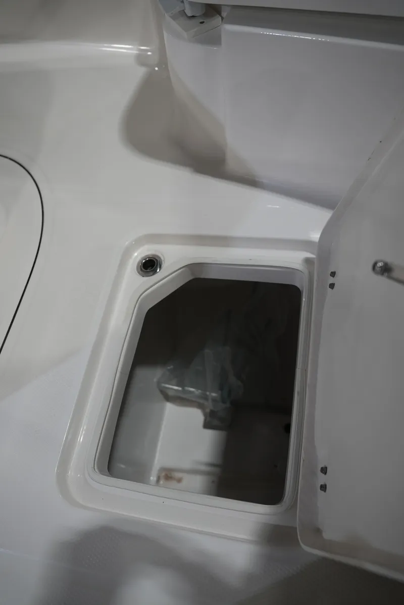 Slide: The Image of Robalo R230 2026 - 24
