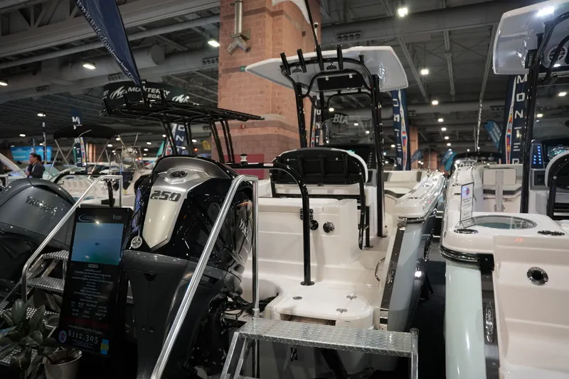 Slide: The Image of Robalo R230 2026 - 1