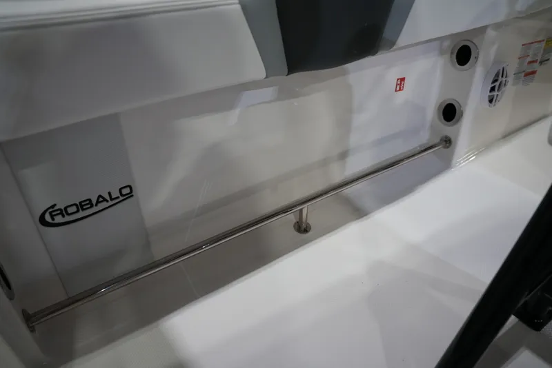 Slide: The Image of Robalo R230 2026 - 9