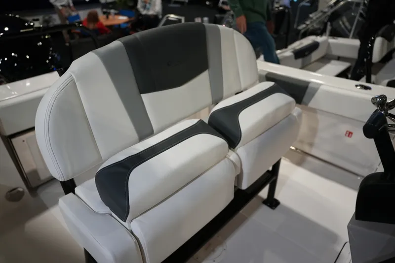 Slide: The Image of Robalo R230 2026 - 12