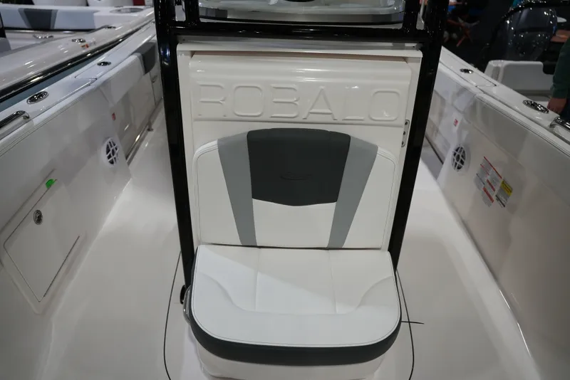 Slide: The Image of Robalo R230 2026 - 15