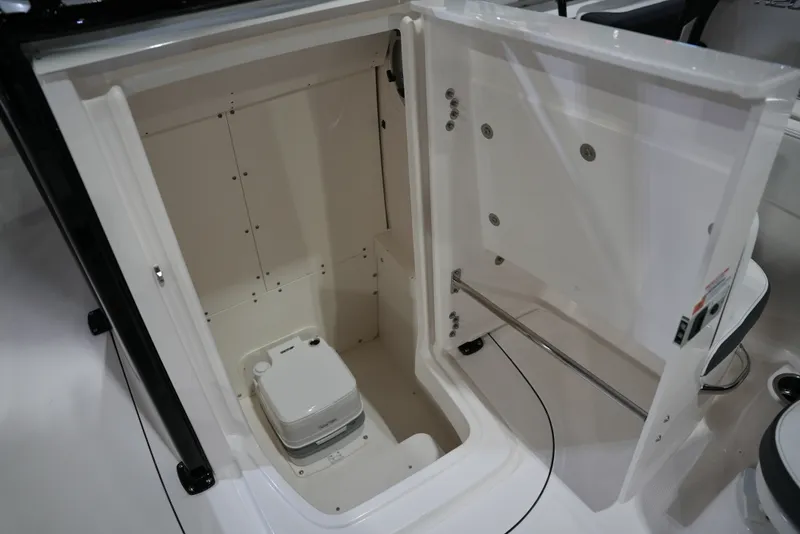 Slide: The Image of Robalo R230 2026 - 17