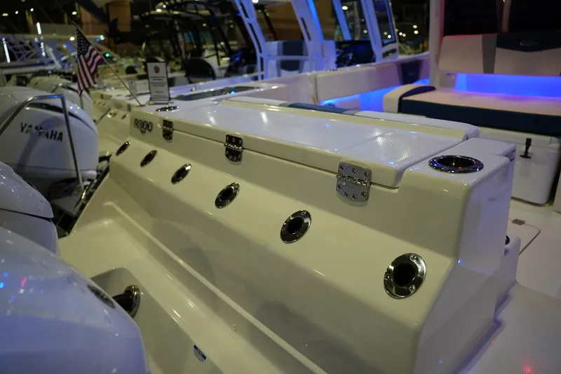 Slide: The Image of Robalo R300 2026 - 7