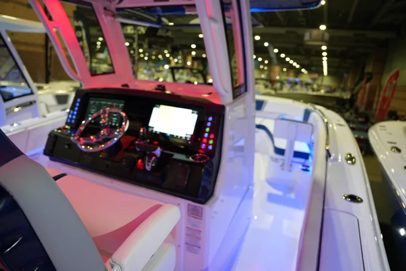 Slide: The Image of Robalo R300 2026 - 16