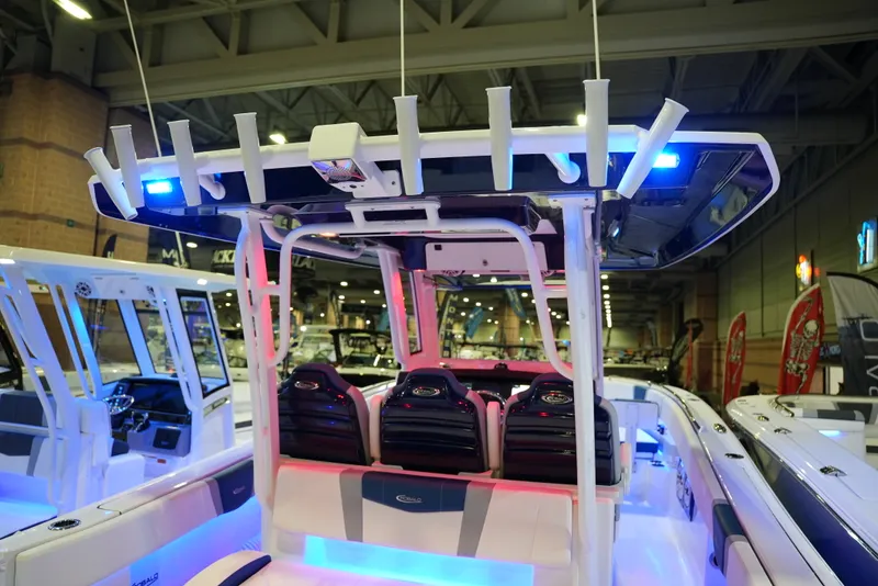 Slide: The Image of Robalo R300 2026 - 10