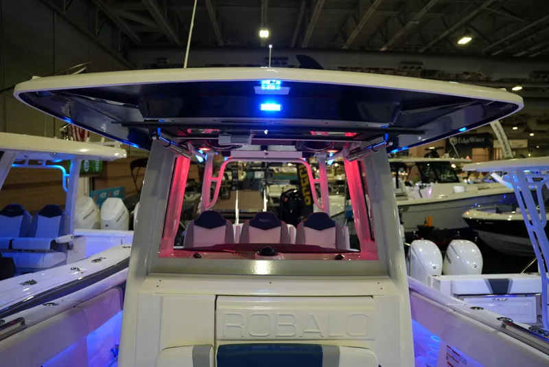 Slide: The Image of Robalo R300 2026 - 24