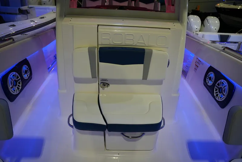 Slide: The Image of Robalo R300 2026 - 23