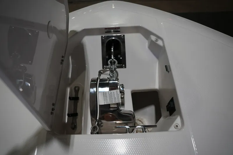Slide: The Image of Robalo R300 2026 - 32
