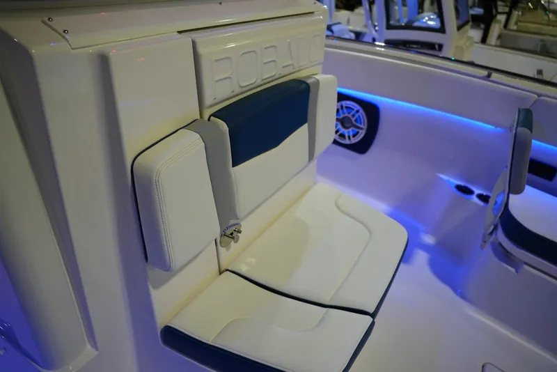 Slide: The Image of Robalo R300 2026 - 22
